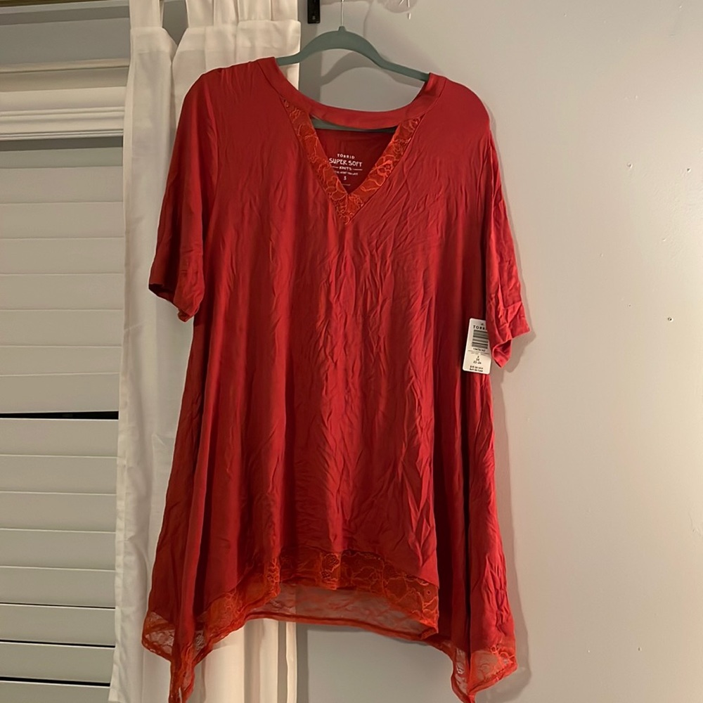 Torrid super soft tee with lace shark bite hem. 3 (22-24). Orange spice color.